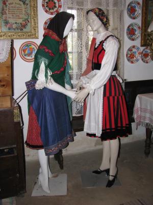 Ikladi(bal oldal) és székely női viselet